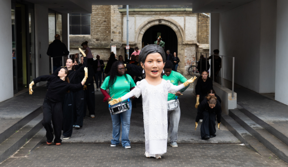 Reuzin Filipiniana verwelkomt de jury in Leuven