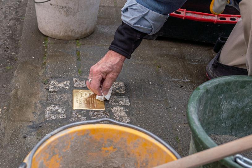 Kunstenaar Gunter Demnig plaatst de struikelsteen in de Zavelstraat. Kunstenaar Gunter Demnig plaatst de struikelsteen in de Zavelstraat.