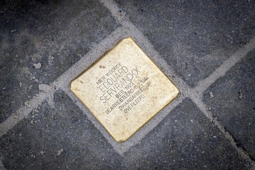De struikelsteen voor de voormalige woning van Edouard Servranckx.