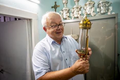 Jan Breuls,voorzitter centraal kerkbestuur en kerkraad Sint-Geertrui, werkte mee aan de inventaris van de Sint-Geertruikerk Jan Breuls,voorzitter centraal kerkbestuur en kerkraad Sint-Geertrui, werkte mee aan de inventaris van de Sint-Geertruikerk